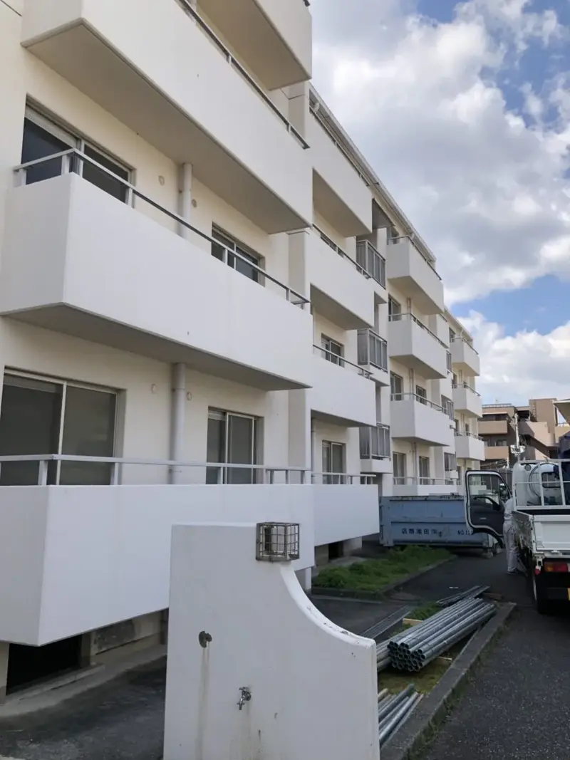 外壁改修中の集合住宅の現場
